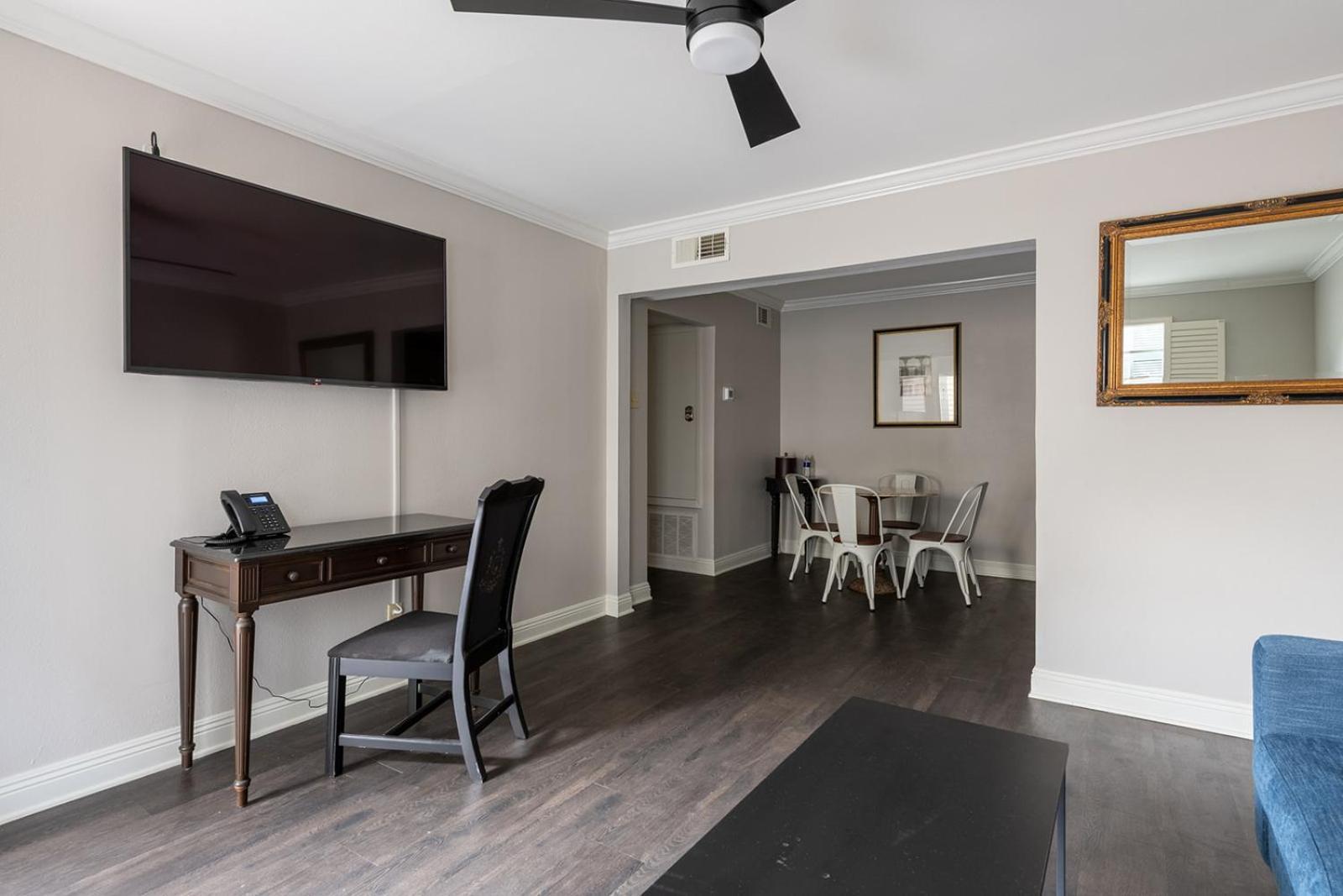 French Quarter Suites Hotel New Orleans Bagian luar foto