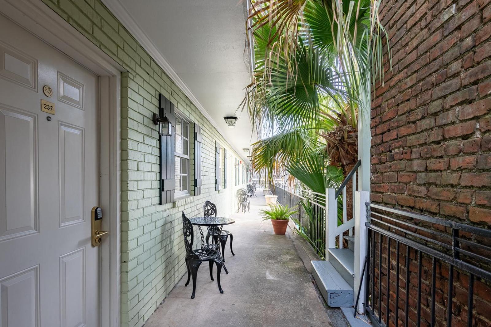 French Quarter Suites Hotel New Orleans Bagian luar foto